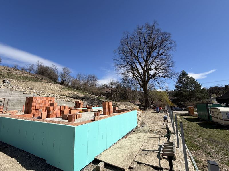 Základová deska a první řada cihel