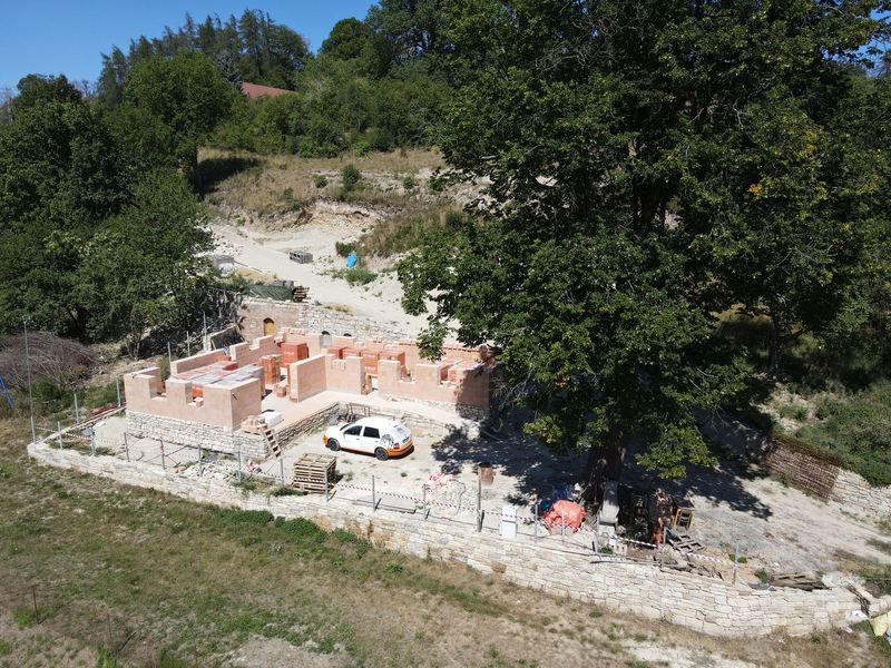 Stavba RD 01 pod vzrostlými stromy