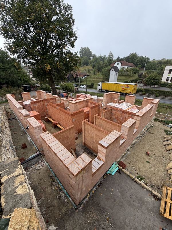 Vnitřní příčky v přízemí RD 01, září 2026