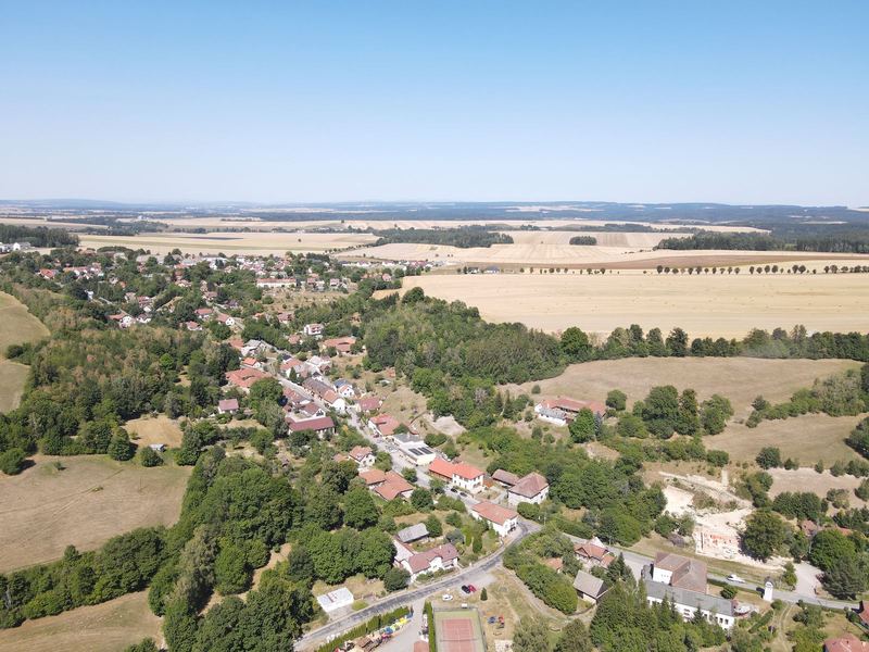 Vítějeves z dronu, okolní pole a lesy