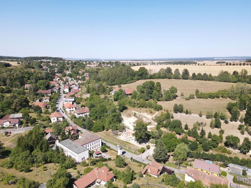 Pohled z dronu podél obce